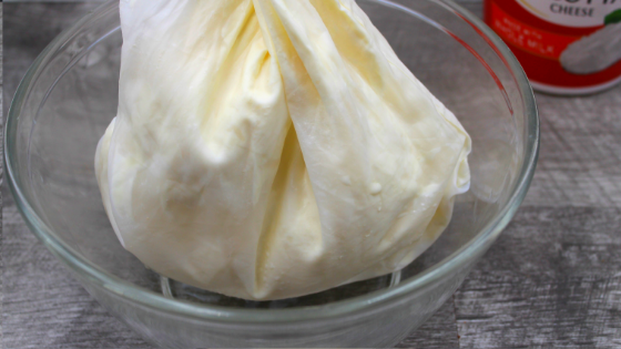 In a matter of minutes with only 4 ingredients, sugar-free, low carb and keto friendly cannoli dip can be created. Easy and delicious!