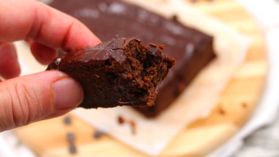 Easy as they only use 1 bowl, these decadent avocado triple chocolate protein bars are simple to make and delicious to eat. Only 1 gram of sugar and over 5 grams of fibre, these protein bars will keep you going for hours.
