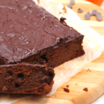 Easy as they only use 1 bowl, these decadent avocado triple chocolate protein bars are simple to make and delicious to eat. Only 1 gram of sugar and over 5 grams of fibre, these protein bars will keep you going for hours.