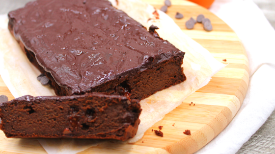 Easy as they only use 1 bowl, these decadent avocado triple chocolate protein bars are simple to make and delicious to eat. Only 1 gram of sugar and over 5 grams of fibre, these protein bars will keep you going for hours.