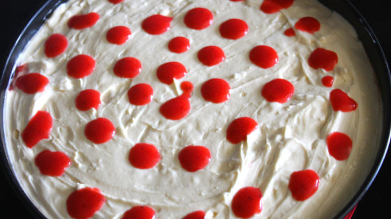 Easy and impressive strawberry cheesecake is gluten-free and keto-friendly. Only minutes to make and delicious to eat, cream cheese, egg and yogurt create the smoothest cheesecake ever.