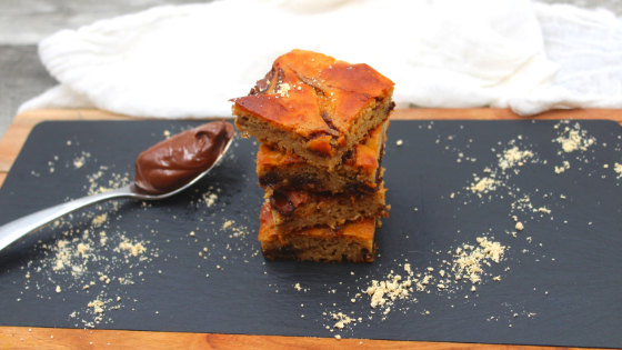 Using only one bowl, these delicious and healthy gluten-free low carb bars are easy to make and perfect for a quick breakfast to go.
