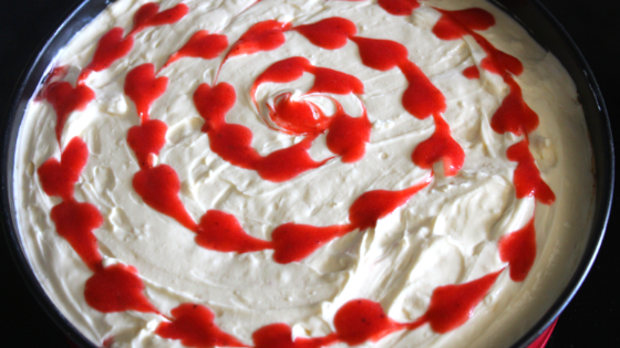 Easy and impressive strawberry cheesecake is gluten-free and keto-friendly. Only minutes to make and delicious to eat, cream cheese, egg and yogurt create the smoothest cheesecake ever.