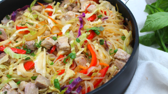 Low in calorie yet full of flavour, this chicken lo mein is Whole30 approved, keto and gluten-free. Easy to make and healthy to eat, a simple stir fry of veggies and noodles make this a perfect dinner.