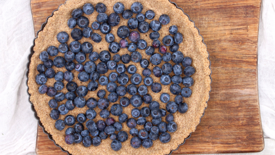 Easy, delicious and healthy, this quick and simple Blueberry Greek Yogurt tart is so good. Perfect for a summer barbecue!