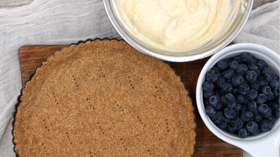 Easy, delicious and healthy, this quick and simple Blueberry Greek Yogurt tart is so good. Perfect for a summer barbecue!