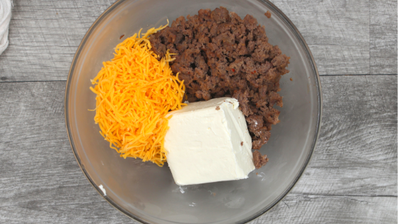 Simple, easy, tasty and keto-friendly, these stuffed banana peppers are out of this world. With only 4 ingredients, sausage, cream cheese, cheddar cheese are stuffed into a deliciously spicy pepper.