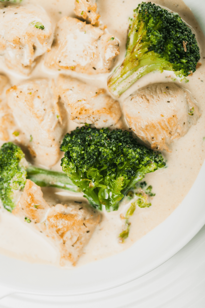 Chicken with garlic cream sauce