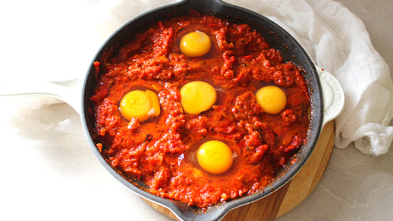Eggs in the tomato pepper sauce