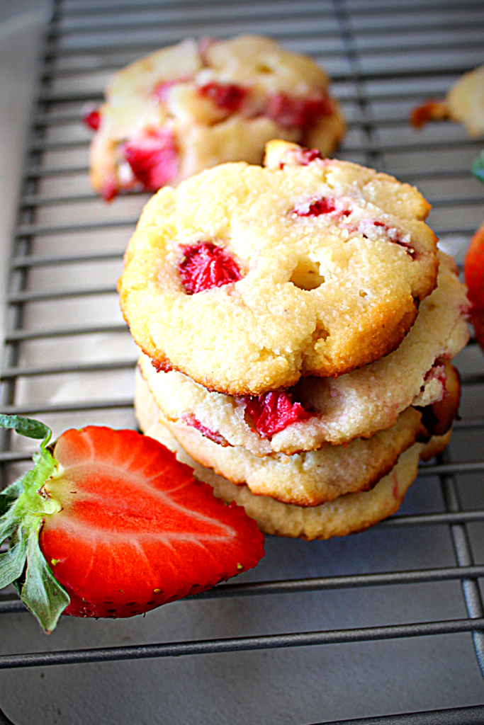 Easy and delicious sugar-free and low carb strawberry cream cheese cookies