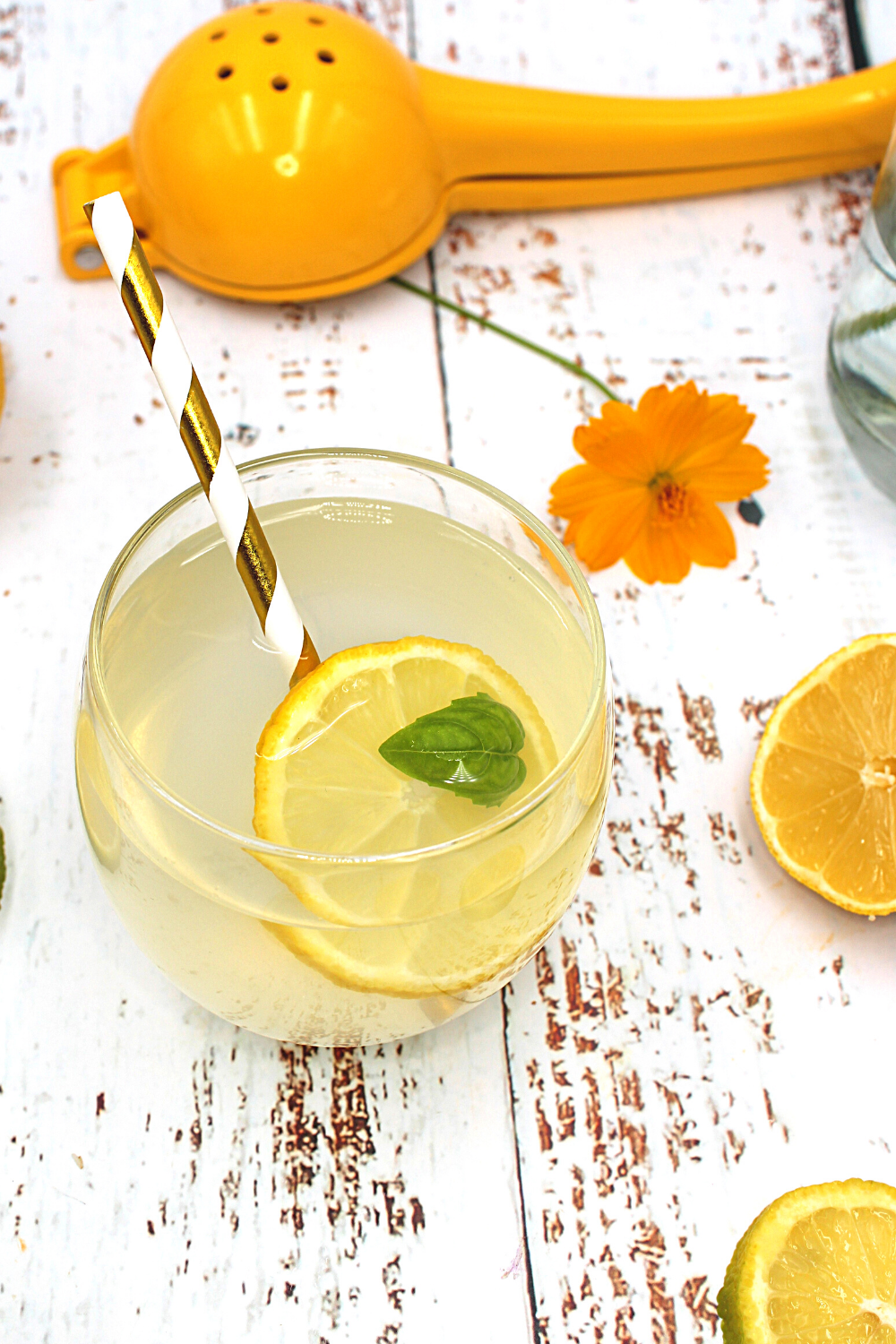 a glass of sugar-free lemonade