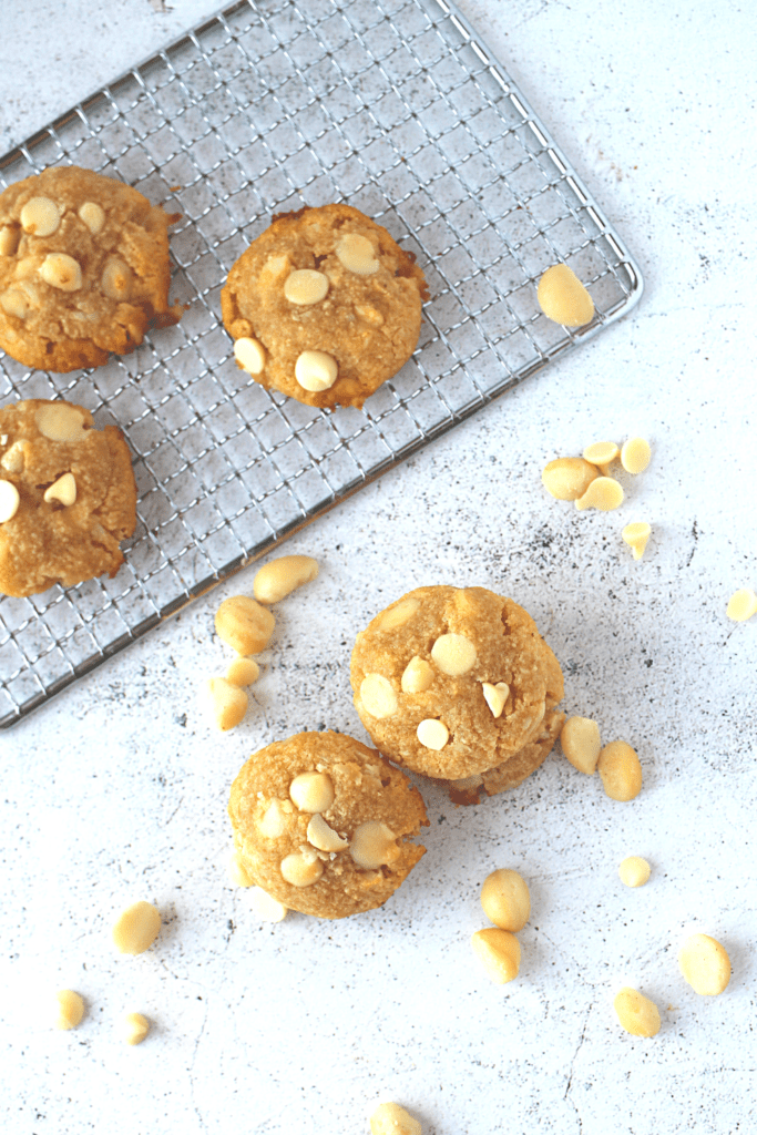 keto white chocolate macadamia nut cookies
