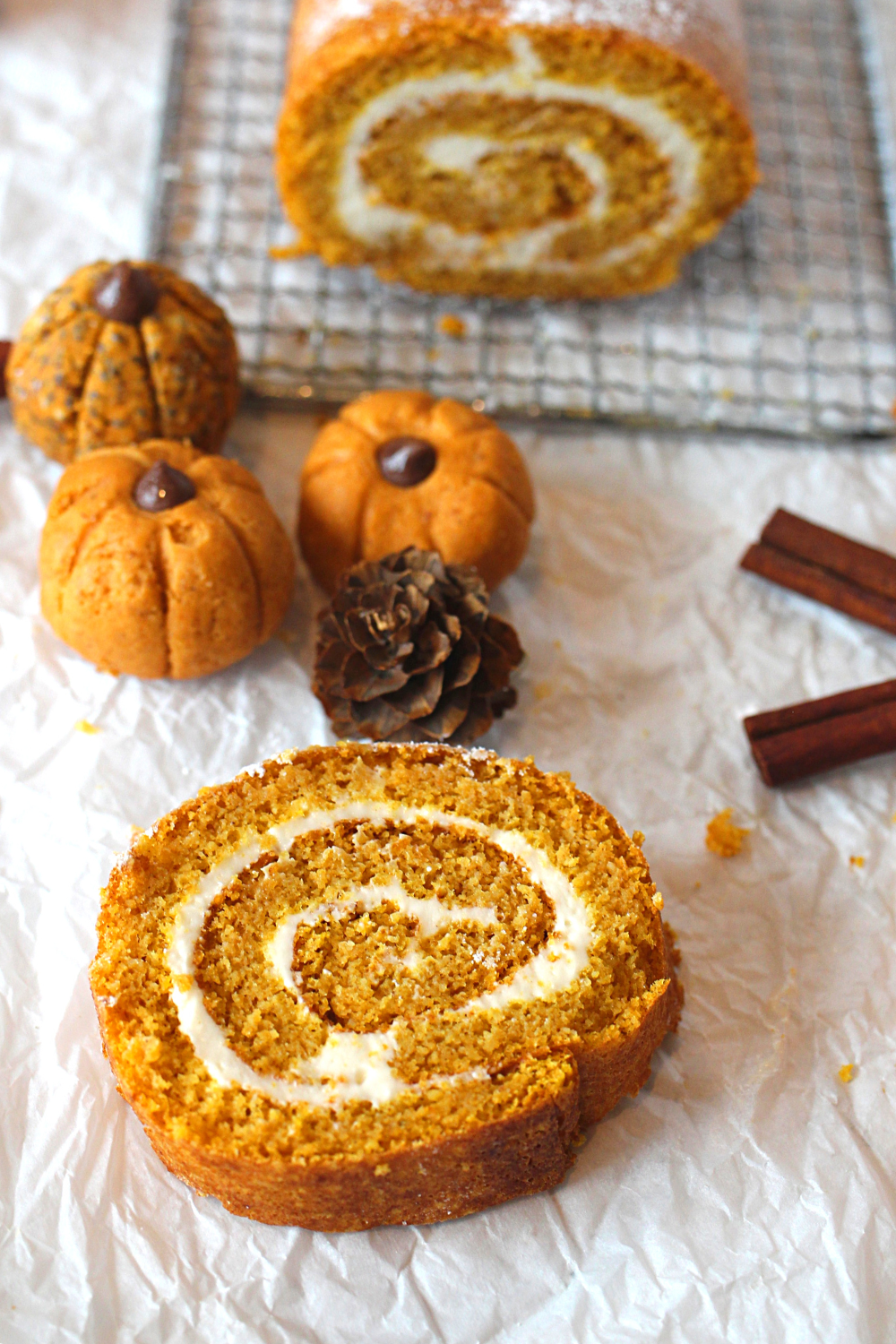 a keto roll cake recipe using pumpkin, cream cheese and pumpkin pie spice