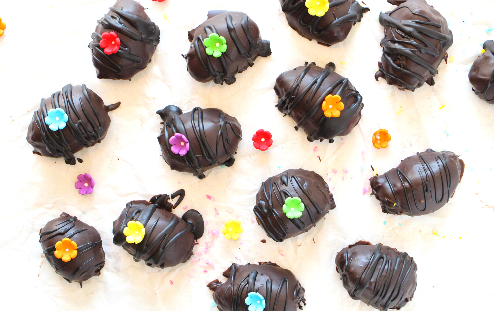 Let the patties set on the counter at room temperature or place in the fridge to speed up the process.  If you have any leftover melted chocolate, drizzle the chocolate over the homemade keto Easter eggs for extra decorations.