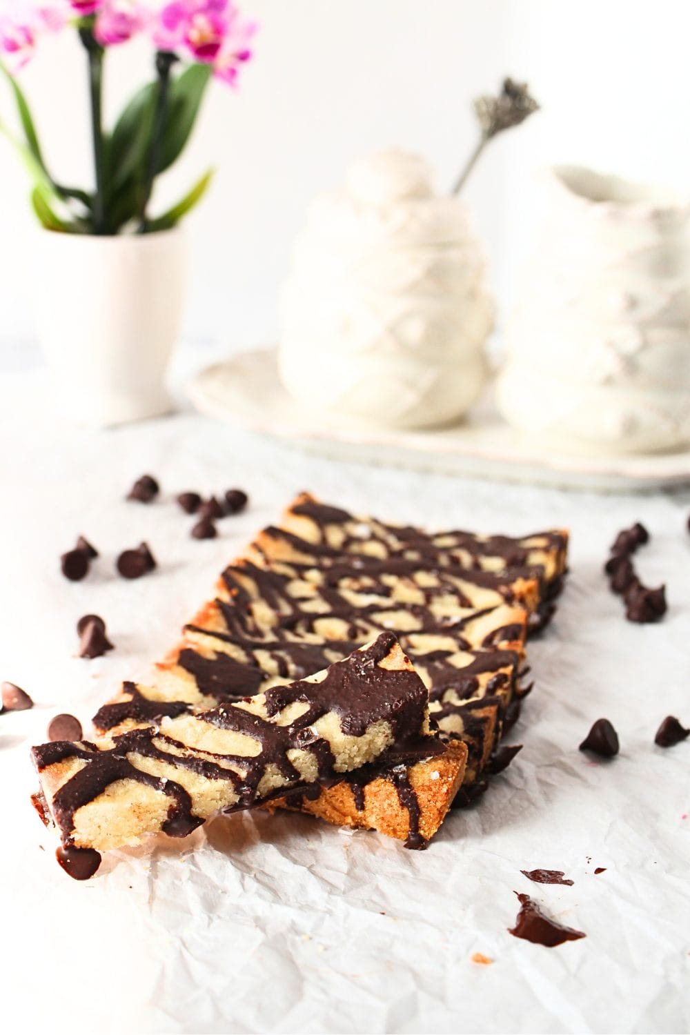 easy keto shortbread cookie bars with chocolate drizzle