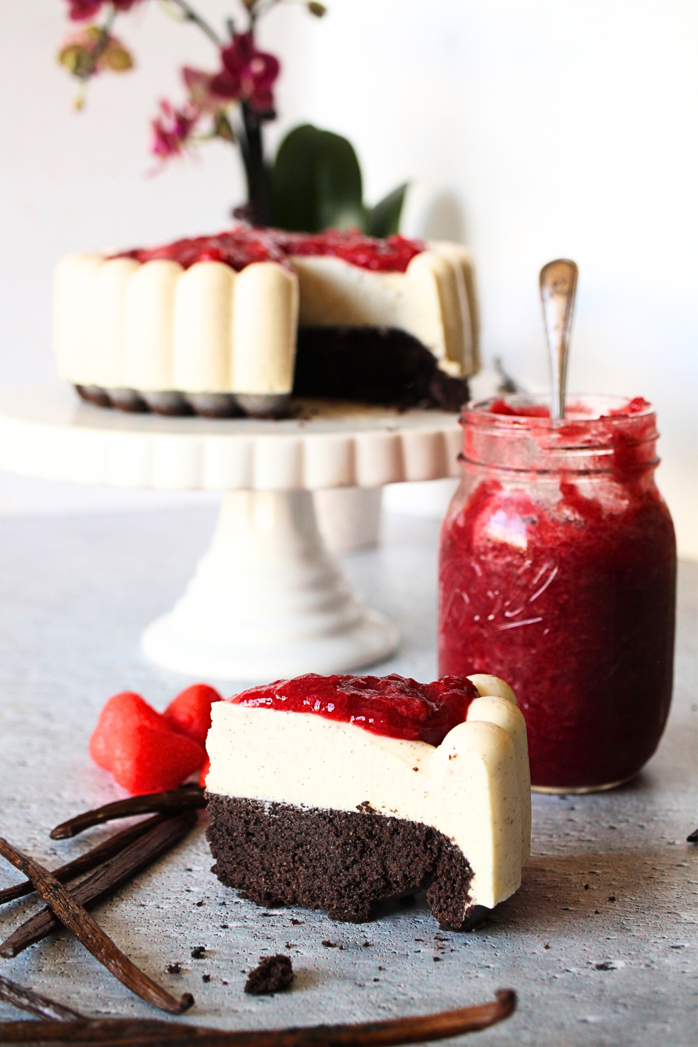 front view of sugar-free molded cake with eggless cake bottom and sugar-free strawberry sauce on top